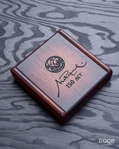 Лазерная гравировка на крышке деревянной шкатулки